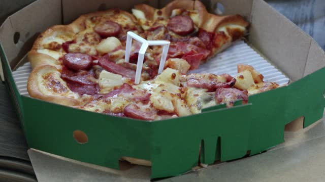 4K，手拿盒装披萨视频素材