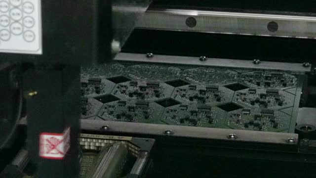 印刷电路板生产过程机器人的微芯片应用。视频下载