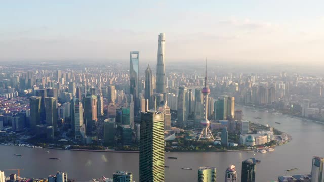 无人机拍摄:上海天际线实时ZI 4K鸟瞰图，中国。视频下载