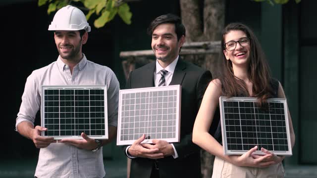 快乐的太阳能电池板团队肖像。视频素材