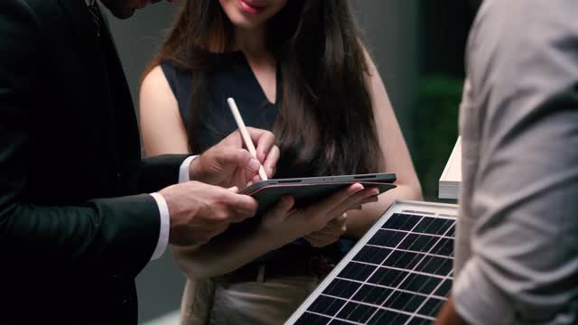 客户同意安装太阳能电池板。视频素材