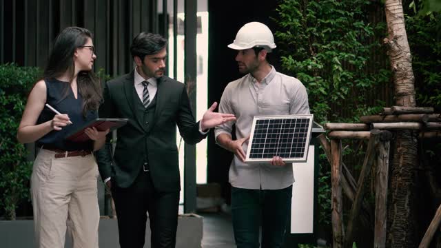工程师和商人正在讨论安装太阳能电池板。视频下载