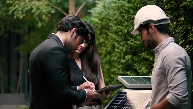 客户和工程师讨论太阳能板的安装。视频素材
