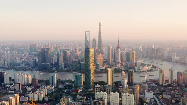 无人机拍摄:日落时分上海天际线的实时ZI 4K鸟瞰图，中国。视频下载