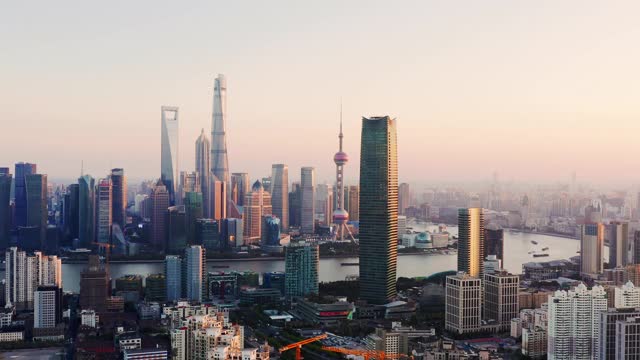 无人机拍摄:日落时分上海天际线的实时ZI 4K鸟瞰图，中国。视频下载