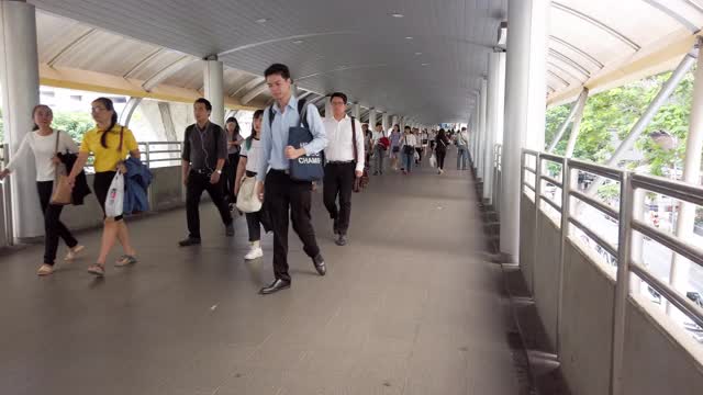 许多人在BTS空中列车人行道上非常忙碌视频下载