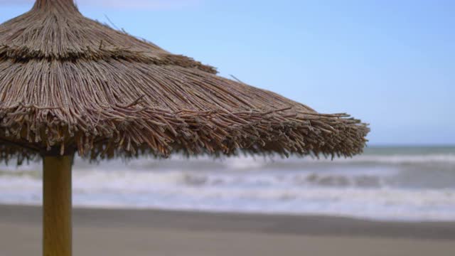 大流行期间空旷沙滩上的沙滩伞，4k慢镜头60fps视频素材