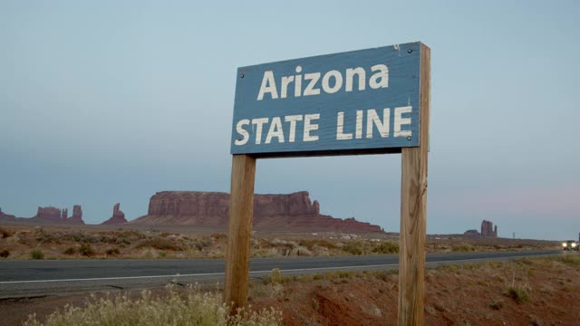 一个视频剪辑特写亚利桑那州线标志平移左到纪念碑谷的观点视频素材