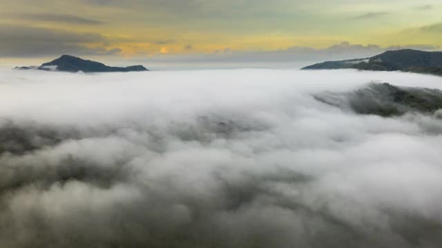 鸟瞰图上的云和天空在日出的时间和云雾的运动之间的山脉，灵感的概念视频下载