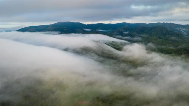 鸟瞰图上的云和天空在日出的时间和云雾的运动之间的山脉，灵感的概念视频下载