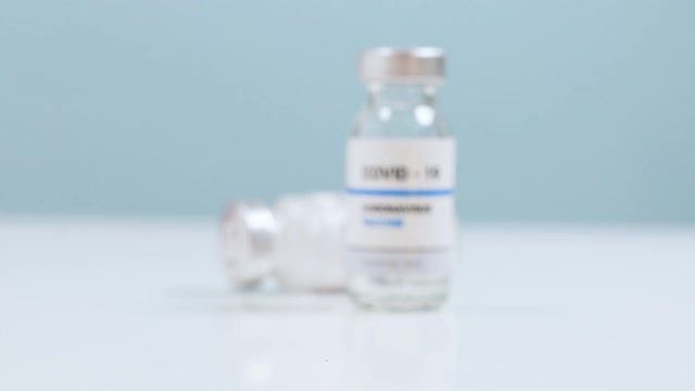 医生或传染病科学家服用药瓶。Covid-19冠状病毒疫苗注射瓶。疾病新疗法的研究与开发视频下载