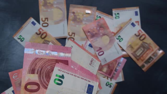 10欧元和50欧元的慢镜头钞票掉在桌上视频素材