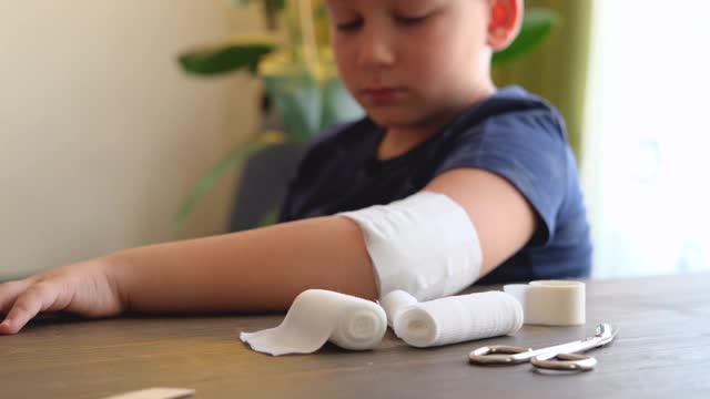 儿童手臂上缠着绷带用于急救视频下载