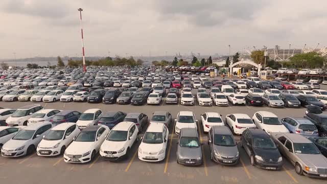 鸟瞰图停放的汽车库存视频土耳其，伊斯坦布尔，卡迪科伊区，停车场，汽车视频下载