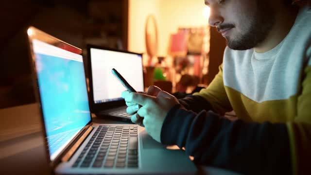 一个男人用笔记本电脑打电话的特写视频素材
