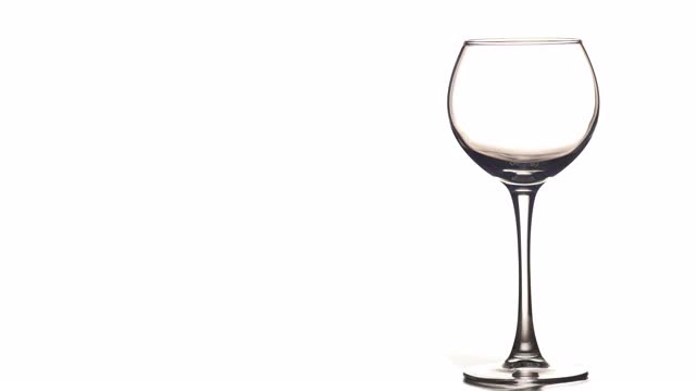 年轻的红或玫瑰葡萄酒倒入玻璃白色的背景。右边视频下载