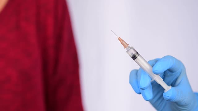 检测和注射冠状病毒疫苗视频素材