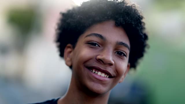 混血少年对着镜头微笑。多种族的青少年视频素材