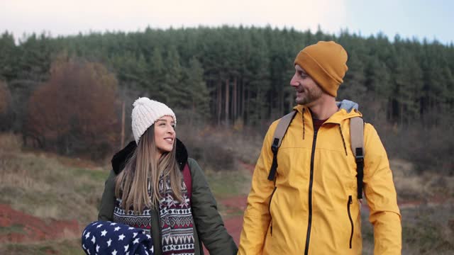 年轻夫妇一起在大自然中徒步旅行视频素材