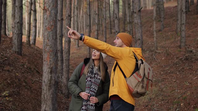 一对年轻夫妇在一个美丽的秋日一起爬山视频素材
