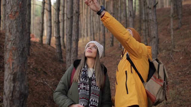 年轻夫妇一起在森林里徒步旅行视频素材