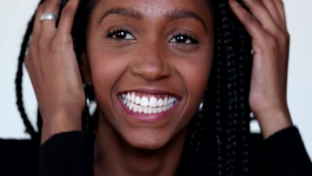 漂亮的黑人少女笑和微笑肖像脸视频下载