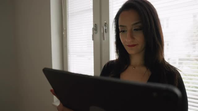 在平板电脑上使用增强现实技术的女人视频素材