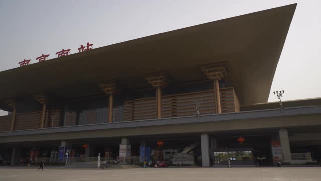 晴天南京火车站外拥挤的广场慢镜头全景4k中国视频素材