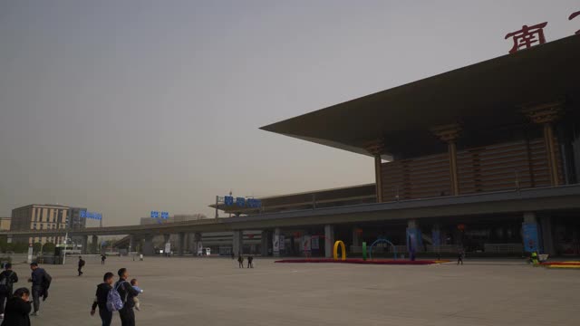 南京市火车站晴天前广场慢镜头全景4k中国视频素材