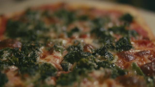 切新鲜出炉的菠菜披萨视频素材