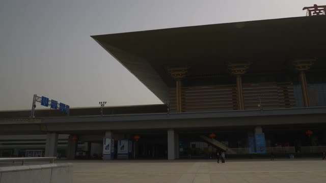 阳光明媚的日子，南京主要火车站入口广场全景4k中国视频素材