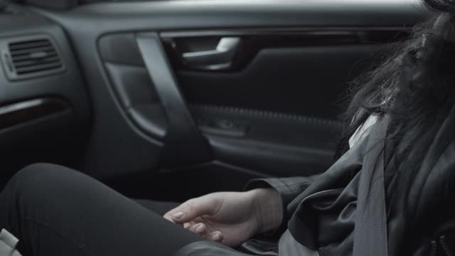 女人在车里用洗手液消毒双手。50帧/秒视频下载