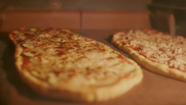 烤箱里的两个冒泡披萨视频下载