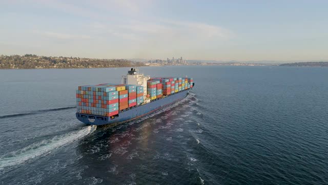 货轮鸟瞰图在普吉特湾，西雅图，华盛顿，美国视频下载