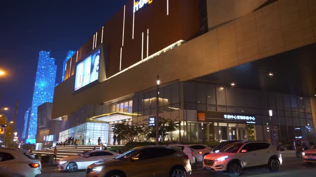 夜光青岛市市中心著名商场交通街道慢镜头全景4k中国视频下载