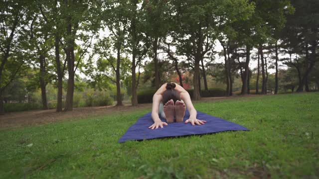 瑜伽在城市-瑜伽教练在瑜伽垫上做瑜伽视频下载