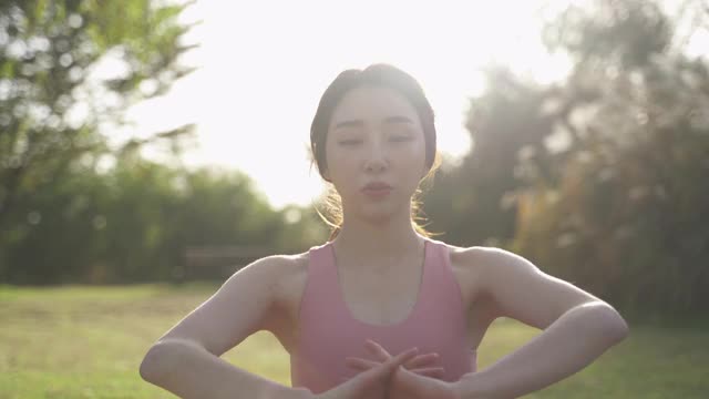 城市瑜伽——瑜伽教练微笑着做伸展运动视频下载