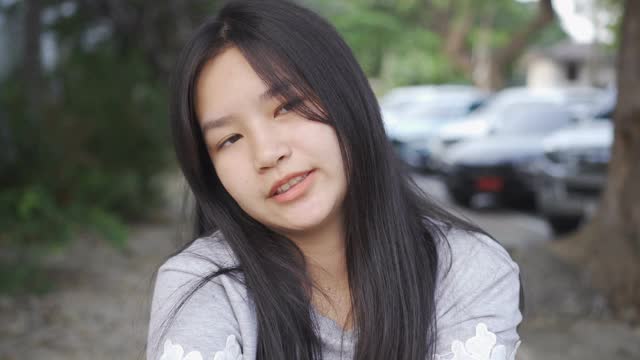 微笑快乐的亚洲女孩视频素材