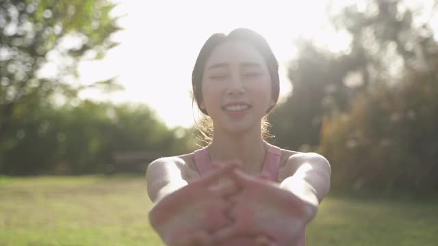 城市瑜伽——瑜伽教练微笑着做伸展运动视频下载