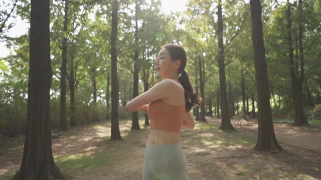 瑜伽在城市-瑜伽教练做慢跑视频下载