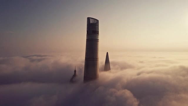 雾中的上海金融区鸟瞰图视频下载