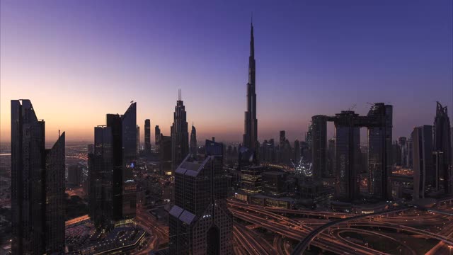 4K时间推移-鸟瞰图现代摩天大楼和城市景观在晚上在阿联酋迪拜。视频素材