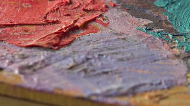 干紫色，红色和蓝色的油画颜料视频素材