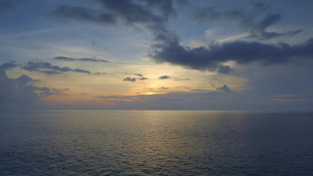 美丽的日落与深蓝色和黄色的天空在印度洋视频下载