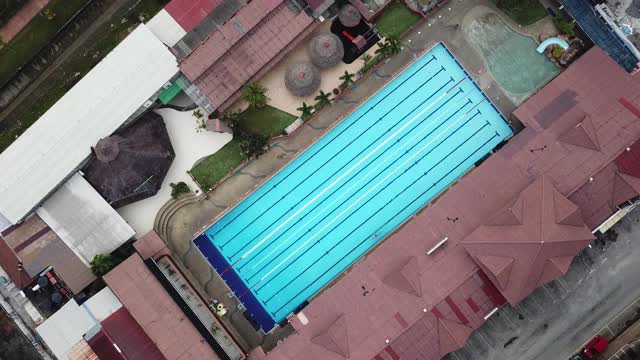无人机的视角直接在游泳池上方有泳道视频素材