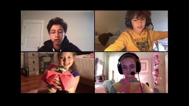 四个孩子在家里通过视频电话共度时光视频下载