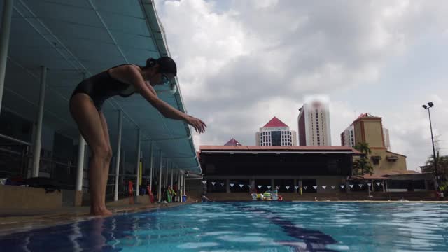 亚洲华裔年轻女运动员跳水视频下载