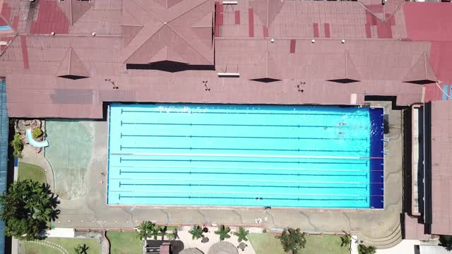 无人机的视角直接在游泳池上方有泳道视频素材