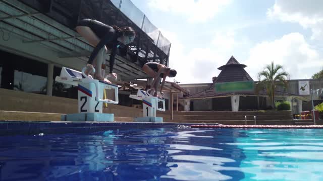 亚洲华裔女性和她的同伴在游泳池游泳视频下载