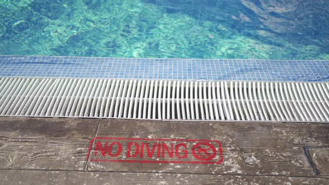 游泳池边上有“禁止跳水”的标志视频下载